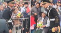 Agentes de la Policía emocionan al regalar ositos de peluche a niños y adultos mayores en la Gran Parada Militar 2025