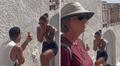 Novio pide matrimonio a su pareja, pero video se arruina por 2 turistas y redes estallan: "Los primeros segundos fueron mágicos"