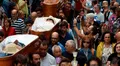Hombre que sobrevivió a la muerte participa en insólito ritual de procesión de ataúdes en agradecimiento: "Tenía el hígado reventado"