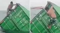 Pescador en Callao se sube a contenedor que cayó al mar peruano para sacar artículos y en redes dicen: "Quería saber qué venía en las cajas"