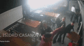 "Se querían ir sin pagar": Un policía y un profesor de artes marciales golpean brutalmente a mozas en cervecería de Argentina