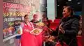Peruana lidera olla común en Ate que brinda ayuda a personas de Huaycán y por las noches vende pollo frito inspirado en KFC