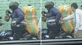 Repartidor sorprende al pegarse mercadería a su cuerpo y usuarios bromean: "O llegan juntos o ninguno"