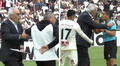 Asistente de Jorge Fossati se le fue encima al árbitro y DT lo jaloneó para calmarlo: reclamaba por un córner en el Universitario vs Melgar
