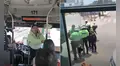 Policía se negó a pagar pasaje y llamó a colegas para detener al chofer frente a todos los pasajeros: testigos grabaron la escena