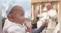 Papa León XIV bendice a pequeño 'mini pontífice' en plaza San Pedro y escena causa furor: "Un papita"