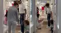 Paolo Guerrero pasa incómodo momento con su hijo en centro comercial y usuarios reaccionan: "¿A quién habrá salido?"