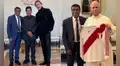 Teófilo Cubillas, Ricardo Gareca y Edwin Oviedo se reunieron con el papa León XIV y le regalaron histórica camiseta de la selección peruana