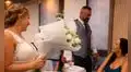 Novia sorprende al regalar flores a la nueva pareja del padre de su hijo en su propia boda: “Por cuidar bien a mi niño”
