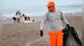 La sacrificada labor del personal de limpieza frente a más de 10 toneladas de basura dejada por 60.000 bañistas en playas de Chorrillos