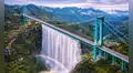 China rompe un récord al crear un puente con cascada que reduce viajes a 2 minutos y supera 2 veces el tamaño de la Torre Eiffel