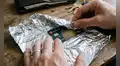 Cubren tarjetas bancarias con papel de aluminio: ¿para qué sirve y qué tan efectivo es contra fraudes?