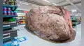 Como no pudieron quitarla, construyeron un supermercado a su alrededor: una roca gigante de la última era glacial