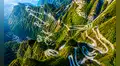 China asombra con la carretera más desafiante del mundo: 99 curvas y un ascenso a 1.300 metros de altitud en plena montaña