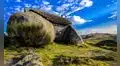 Construida solo con piedras en 1974: la casa en las montañas que desafía la arquitectura moderna y propone vivir desconectado