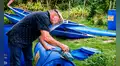 Un constructor brasileño asombra al convertir 8 tambores de plástico en un bote flotante para 3 personas a bajo costo
