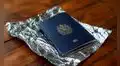 Viajeros frecuentes revelan cómo un simple truco con aluminio ayuda a proteger los pasaportes en los aeropuertos
