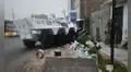 Tanqueta de la ONU provoca aparatoso choque en Chorrillos: blindado destruye auto y derriba postes