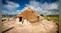 Arqueólogos “retroceden en el tiempo”: reconstruyen un edificio neolítico de 4.500 años de antigüedad cerca de Stonehenge