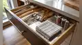 Descubre el truco casero con papel aluminio que protege tus cajones de cocina: evita humedad, grasa y hongos en minutos