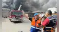 Gigantesco incendio afecta almacén cerca de grifo en Ate Vitarte: más de 20 unidades atienden la emergencia