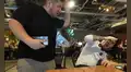 Streamer Kingteka pierde el control y golpea a ‘Bebote’ en Japón por supuesto insulto a su hijo: "¡Qué te ríes!"
