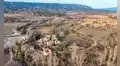 Una pareja compra un pequeño pueblo abandonado desde 1970 en España: la transforman en un refugio ecológico con huertas y paneles solares