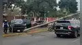 Aparatoso accidente en Surco: camioneta impacta contra poste y estructura cae sobre otro vehículo