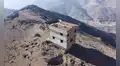 Esta misteriosa casa en un cerro de Comas lleva 10 años abandonada: tiene tres pisos, sótano y un cerco eléctrico