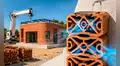 Jóvenes suizos sorprenden al crear un ladrillo 3D que enfría el aire hasta 9º y permite construir casas en menos de 30 días