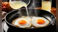 ¿Quieres huevos fritos perfectos? Olvida el aceite y usa este ingrediente secreto para potenciar su sabor
