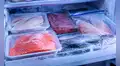 El riesgo oculto del pescado en envases de plástico: estudio revela posible migración de químicos al alimento, incluso congelado