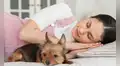Dormir con tu perro o gato podría estar ligado a una necesidad emocional profunda, según la psicología