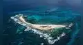 La isla que se hunde bajo el mar en el Caribe y permite a este país de América Latina reclamar miles de kilómetros de océano