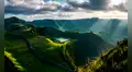 Un paraíso secreto en Portugal: así es la famosa isla entre volcanes y lagos coloridos con más vacas que personas