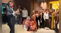 Renzo Costa celebró su cumpleaños en exclusiva fiesta y el esposo de Magaly Medina lo sorprendió al cantarle