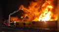 Enorme incendio consume fábrica de cosméticos cerca de la Universidad César Vallejo en Los Olivos