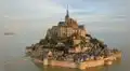 La isla de piedra que desaparece bajo el mar varias veces al año: alberga una iglesia medieval con más de 1300 años de historia