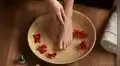 Lavarse los pies con sal y aceite de oliva: por qué algunos expertos recomiendan esta rutina y qué beneficios puede aportar a la piel