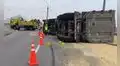 Camión volcado en pleno ingreso a la carretera Ramiro Prialé a Huachipa genera intenso tráfico