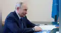 Por temor a que el Kremlin confisque su dinero para la guerra, rusos retiran miles de millones de sus cuentas bancarias