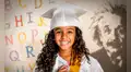 La niña que hizo historia antes de cumplir 3 años: logró un IQ comparable al de Albert Einstein, habla 2 idiomas y ama cocinar