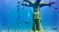Chipre quería un bosque submarino y sumergió 93 esculturas: ahora árboles de hormigón emergen desde el lecho marino