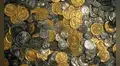 Un granjero perdió su martillo en el campo y fue a buscarlo con un detector de metales: en su lugar encontró 15.000 monedas romanas, joyas de oro y vajilla de plata