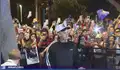 Robbie Williams en Lima: cantante ofrece show improvisado en Miraflores tras cancelarse su concierto en el Arena 1