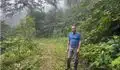 Dejó la ciudad hace tres años para vivir solo en un bosque de Ecuador: hoy protege una reserva de 33 hectáreas y trabaja para conservar su biodiversidad
