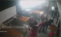 "Se querían ir sin pagar": Un policía y un profesor de artes marciales golpean brutalmente a mozas en cervecería de Argentina