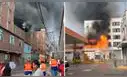 Gigantesco incendio código 4 en almacén a metros de un grifo moviliza al menos 19 unidades de bomberos en el Rímac