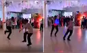 Joven reta a su padre a un duelo de baile en plena fiesta de promoción y en redes bromean: “Perdieron los dos”