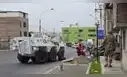Tanqueta de la ONU provoca aparatoso choque en Chorrillos: blindado destruye auto y derriba postes
